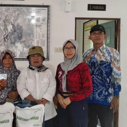 Bantuan Beras BULOG disalurkan, Pemerintah Desa Tanah Abang Pastikan Warga Menerima Bantuan